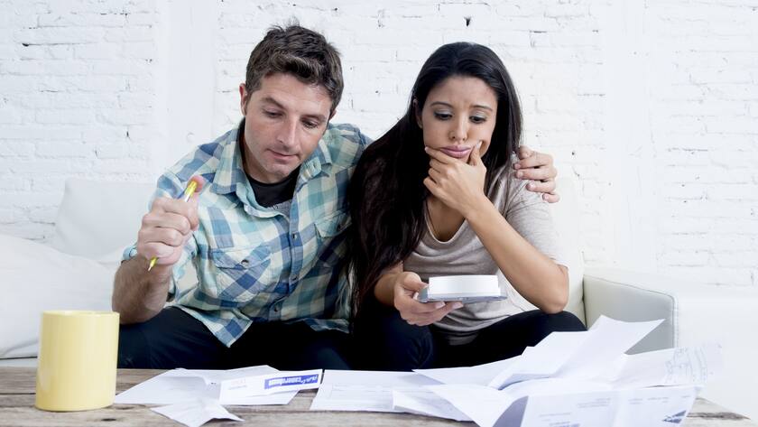 Ein Paar schaut sich ihre Finanzen an.