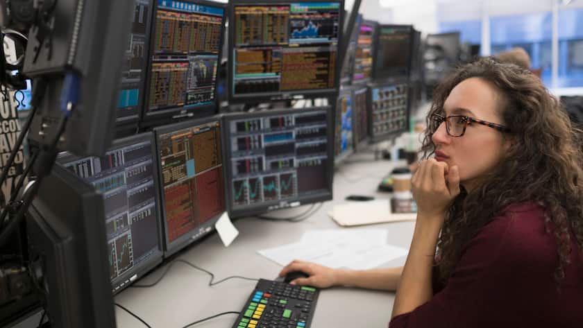 Eine Börsenhändlerin an einem Bloomberg-Terminal.