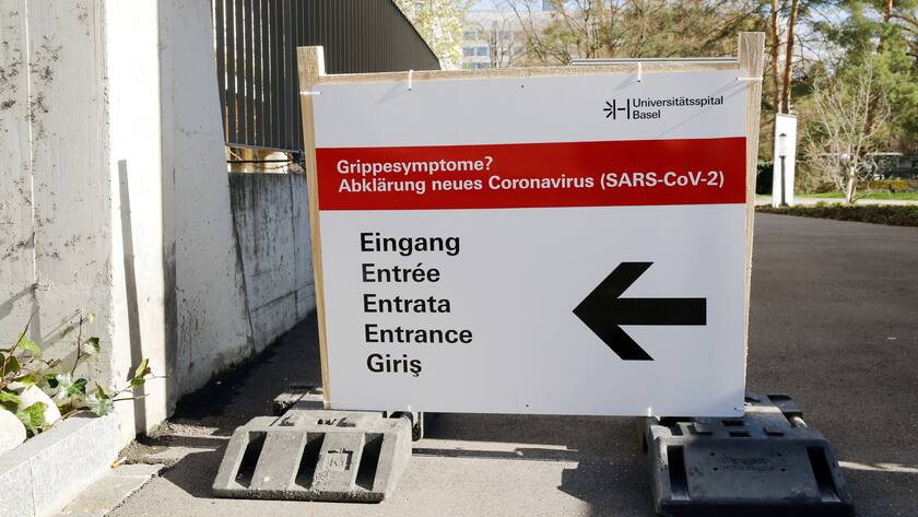 Hinweis Schild vor dem Universitätsspital Basel am 11 März 2020.