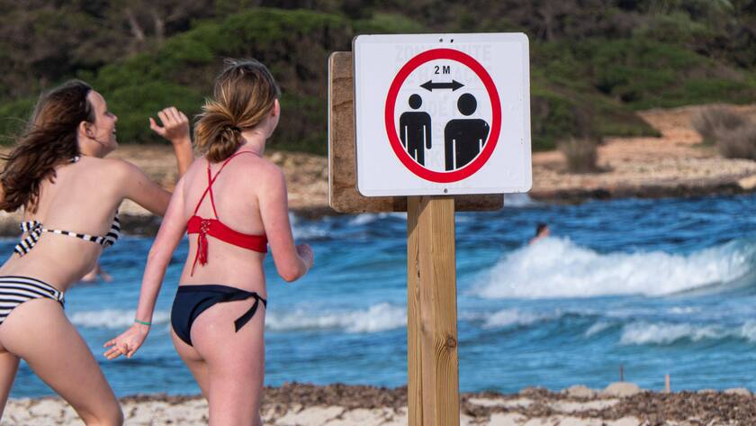 Abstandsregeln müssen auch an den Stränden von Mallorca eingehalten werden.