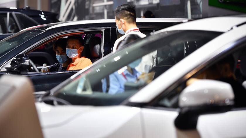 Besucher begutachten ein Auto während der Hainan Autoausstellung im chinesischen Haikou, 22. Mai 2020.