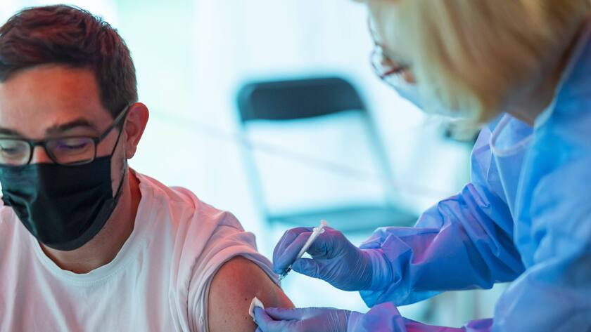 Ein Mann wird gegen Corona geimpft.