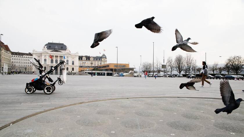 Fast menschenleer: Am Sechseläutenplatz in Zürich ist sichtbar, dass viele kaum noch aus dem Haus gehen.