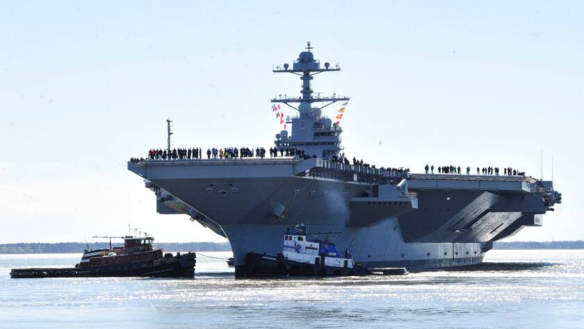 Matrosen stehen an der Reling des Flugzeugträgers USS Gerald R. Ford der US-Navy, der die Huntington-Ingalls-Industries-Werft am 8. April 2017 in Newport News, Virginia, verlässt.