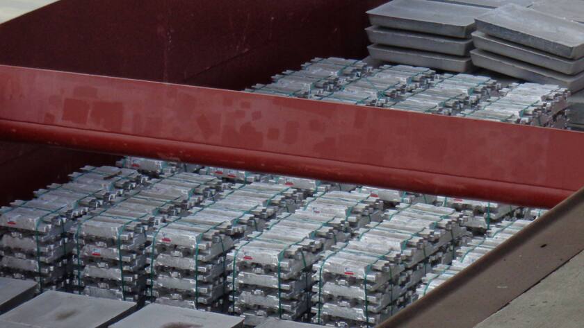 Zinnblöcke und Aluplatten im Laderaum eines Frachtschiffes.