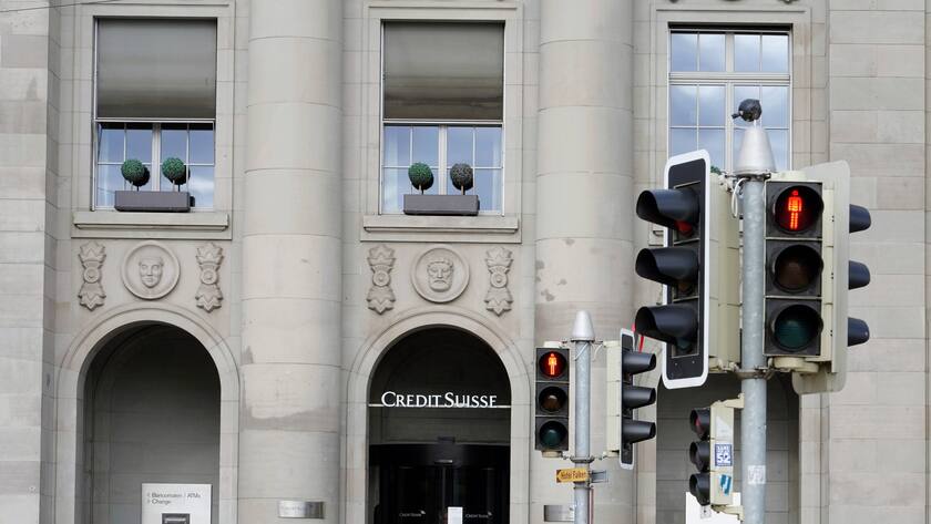 Eine rote Ampel vor der Filiale der Credit Suisse in Zürich.
