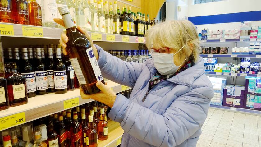 Eine ältere Dame mit Schutzmaske gegen den Coronavirus.