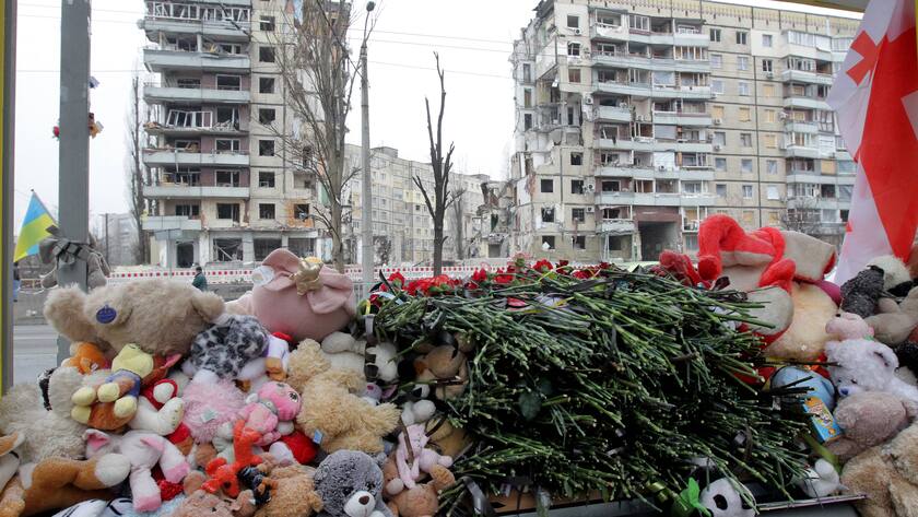 Kinderspielzeuge und Blumen erinnern an die mindestens 46 Toten nach einem russischen Raketenangriff auf Dnipro im Osten der Ukraine am 14. Januar 2023.