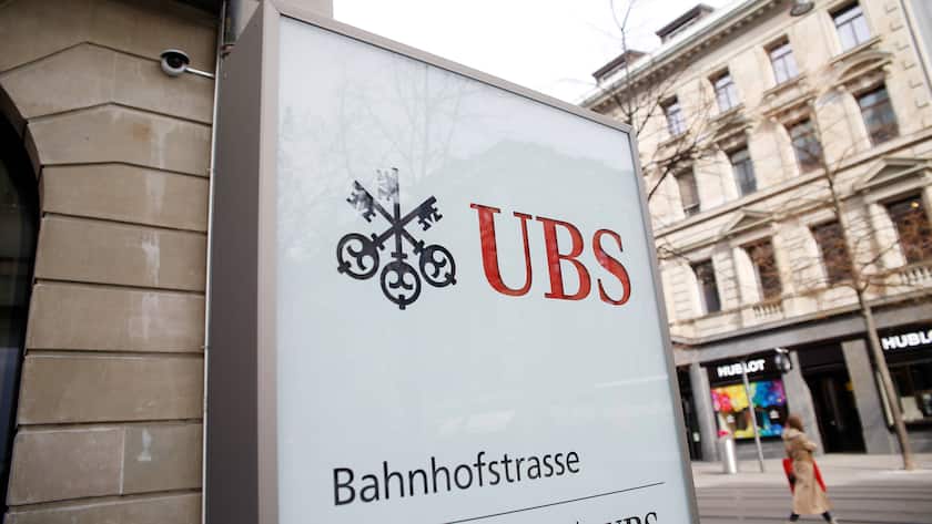 Schriftzug der UBS am Paradeplatz in Zürich.