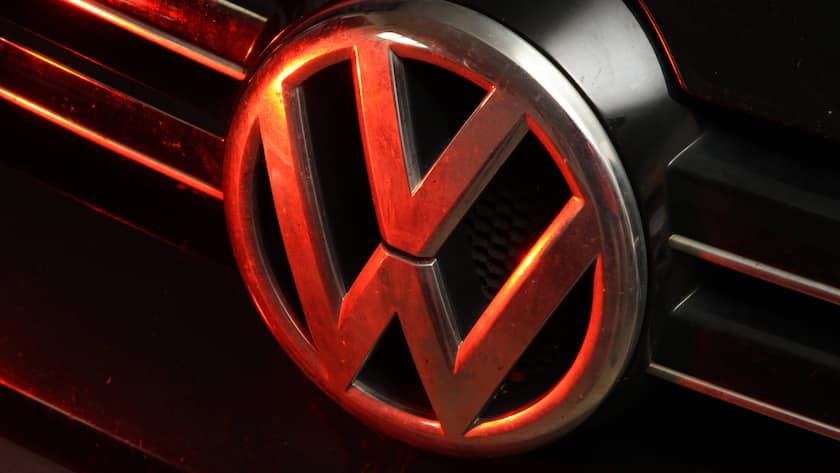 Das Logo des Autobauers Volkswagen an einem Auto.