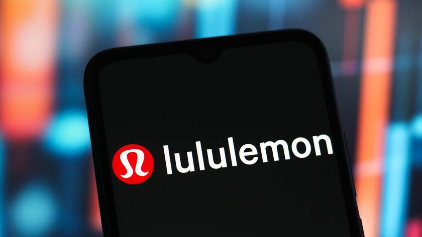 Das Lululemon Athletica-Logo wird auf dem Bildschirm eines Smartphones angezeigt