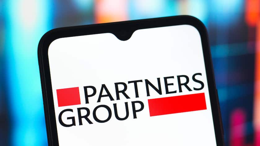 Logo der Partners Group auf einem Smartphone.