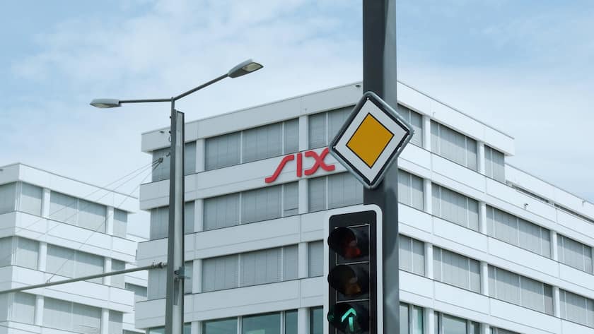 Strassenampel vor der Schweizer Börse SIX in Zürich steht auf grün.