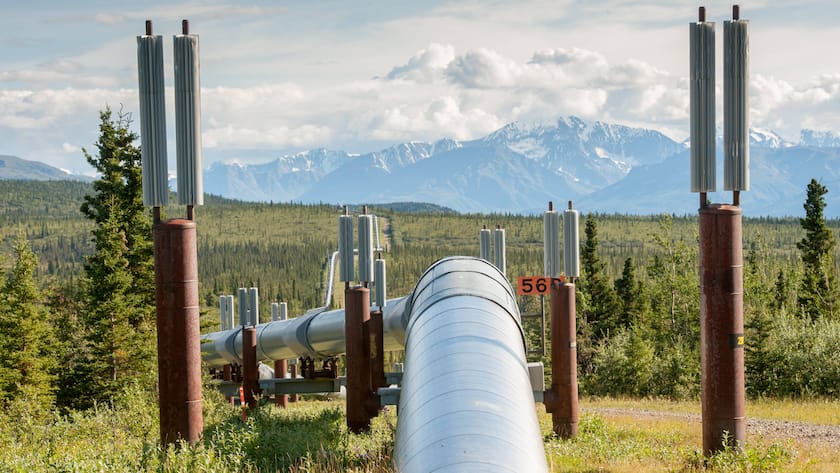 Die Trans-Alaska-Pipeline durchquert die Landschaft mit einer Bergkette im Hintergrund (2014).