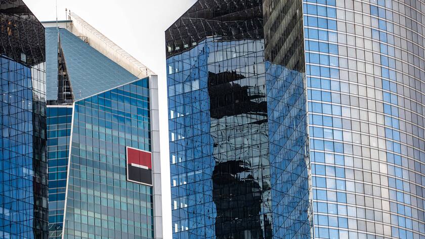Das Logo der Société Générale an einem Hochhaus in Paris.