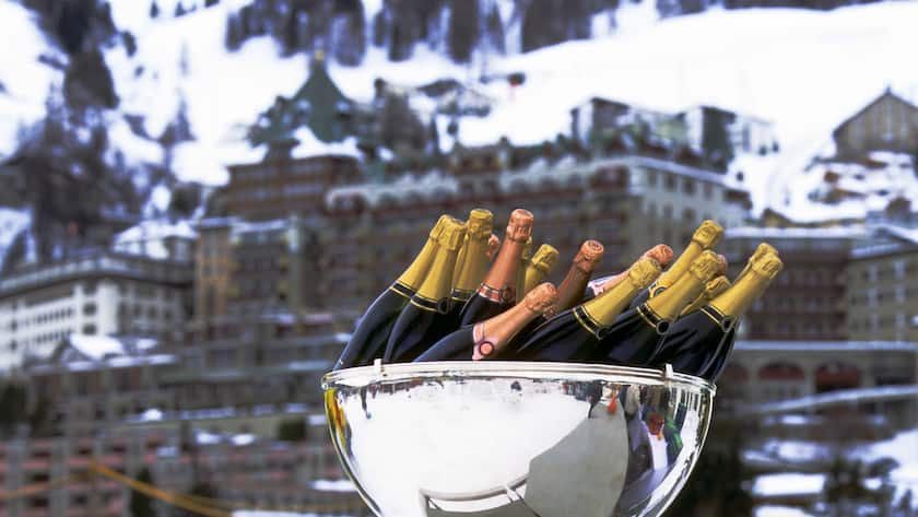 Champagnerflaschen vor Schneekulisse.