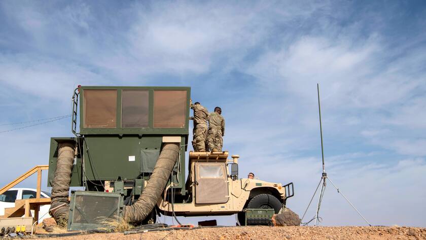 US-Soldaten mit einem mobilen Überwachungsgerät auf der Air Base 201 in Niger (2024).