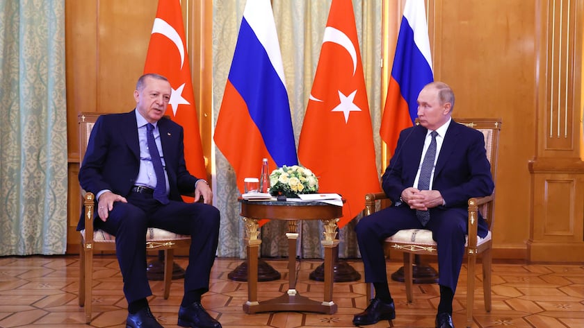 Der russische Präsident Wladimir Putin und der türkische Präsident Recep Tayyip Erdogan sprechen während eines Treffens in Sotschi.