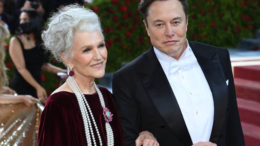Tesla-Chef Elon Musk mit seiner Mutter Maye an der Met Gala 2022 in New York.