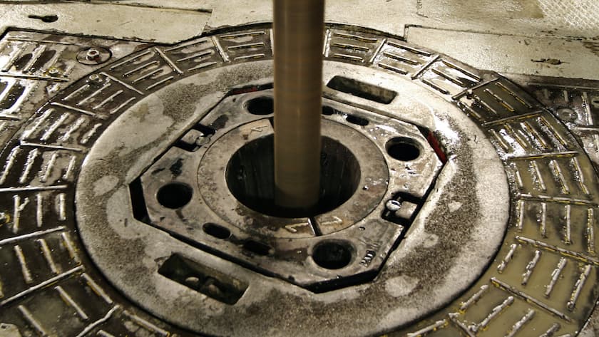 Ölförderung: Details einer Anlage in einem Bohrturm.