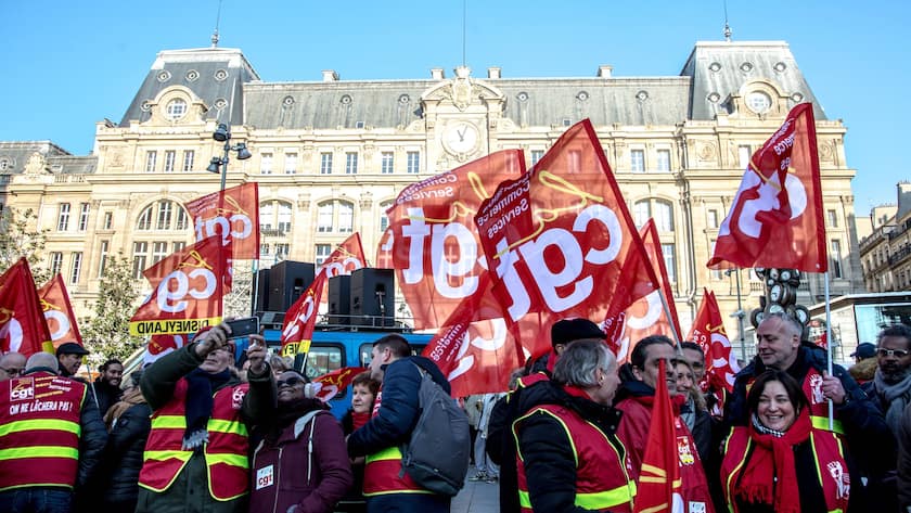 Demonstrierende Gewerkschafter in Paris beschäftigen Frankreichs Wirtschaft.