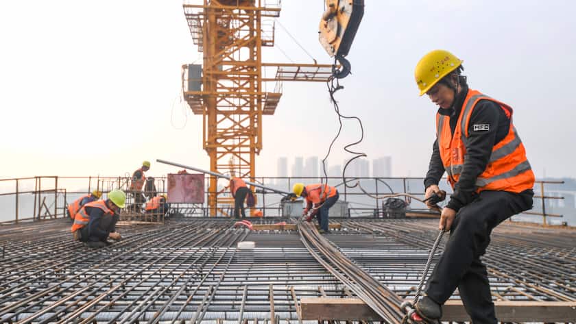 Arbeiter beim Brückenbau für eine Eisenbahnlinie in China.