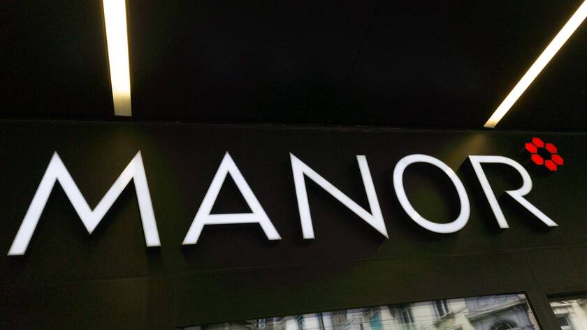 Das Logo eines Manor-Geschäfts in Biel (Bienne).