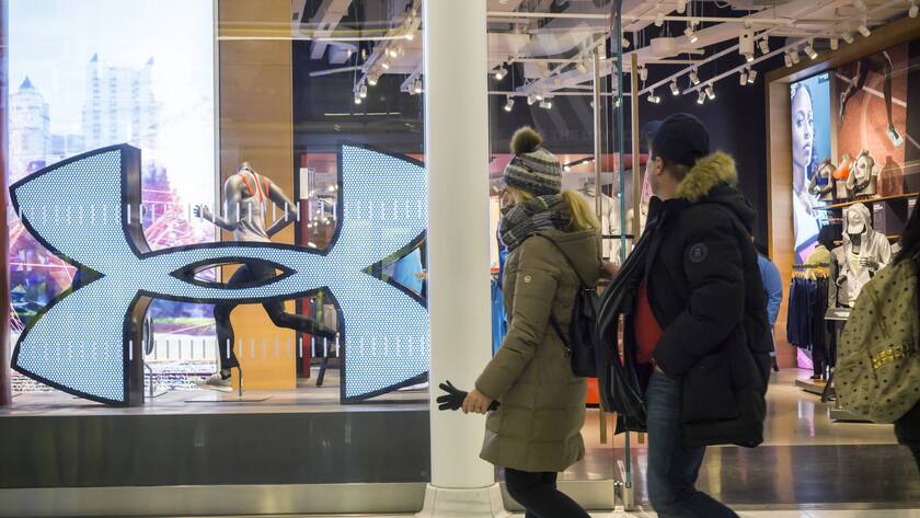 Fussgänger vor einem Laden des Sportartikelherstellers Under Armour in New York.