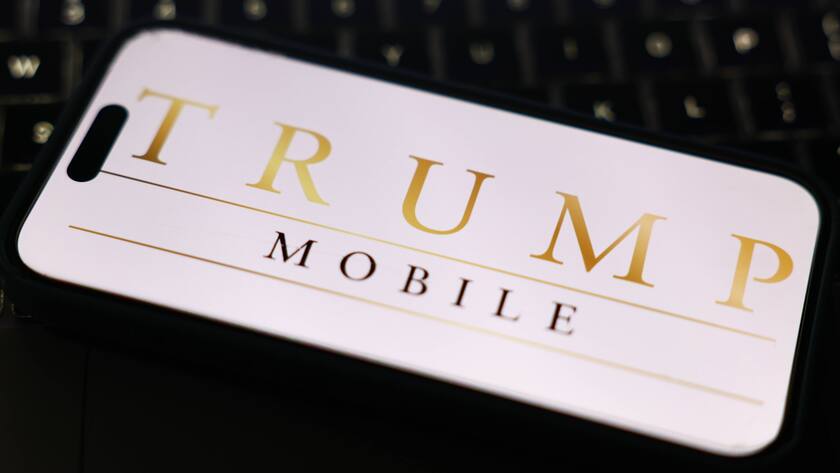 Der Mischkonzern Trump Organization, der während Trumps Amtszeit von seinen Söhnen geführt wird, stellte am Montag, 16. Juni 2025, unter dem Namen «Trump Mobile» ein eigenes Mobilfunknetz vor.