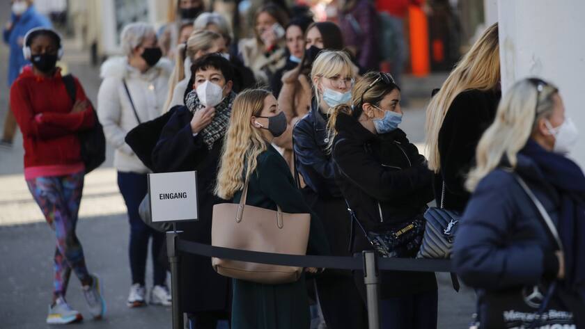 Lockerungen am 1. März 2021 führen zu langen Schlangen wie hier in der Bahnhofstrasse.