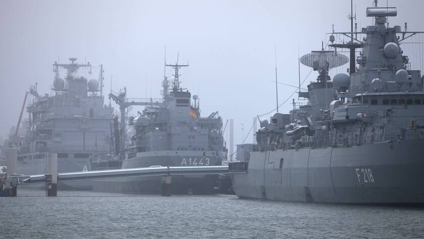 Drei deutsche Kriegsschiffe im Marinehafen Wilhelmshaven, Deutschland (2022).