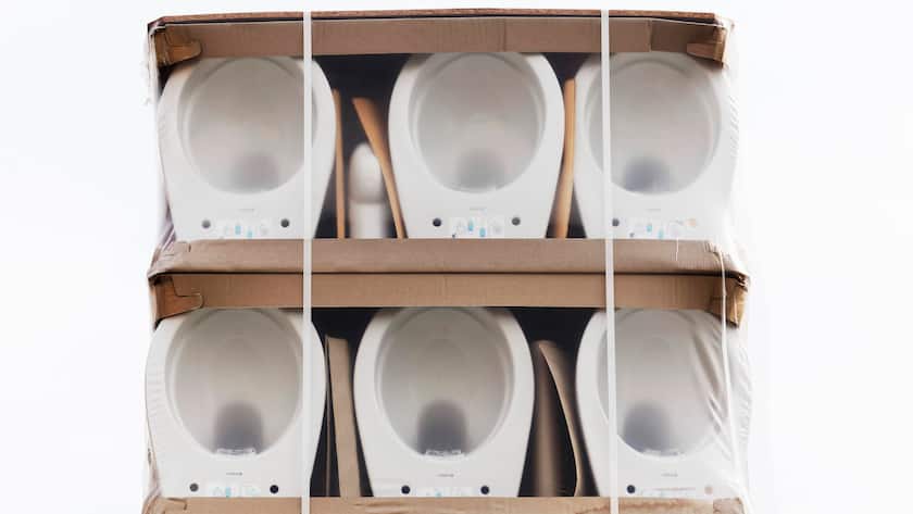 Stapel von WC-Becken im Aussenlager von Geberit Sanitärkeramik in Ratingen, Nordrhein-Westfalen, Deutschland.