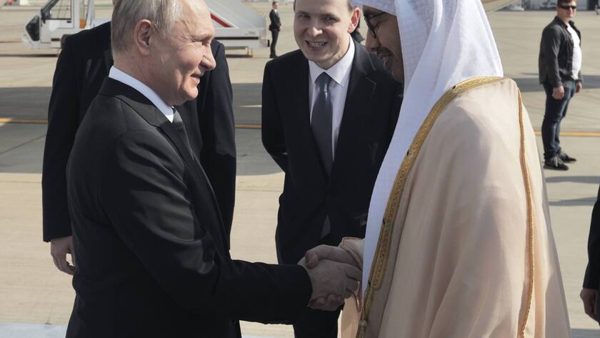 Der russische Präsident Vladimir Putin wird am 6. Dezember 2023 von Abdullah bin Zayed Al Nahyan, Präsident der Vereinigten Arabischen Emirate, in Abu Dhabi begrüsst.