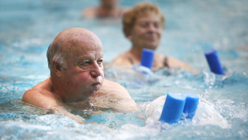 Senioren halten sich mit Wassergymnastik fit.