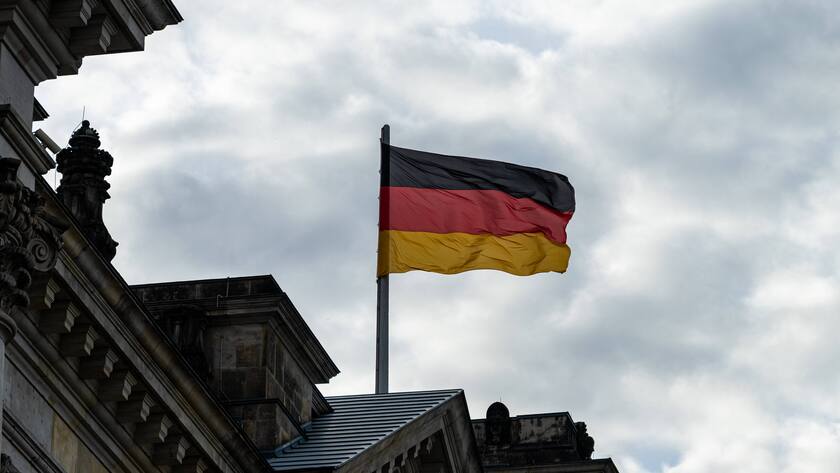 Blick auf eine Deutsche Flagge am Reichstag.
