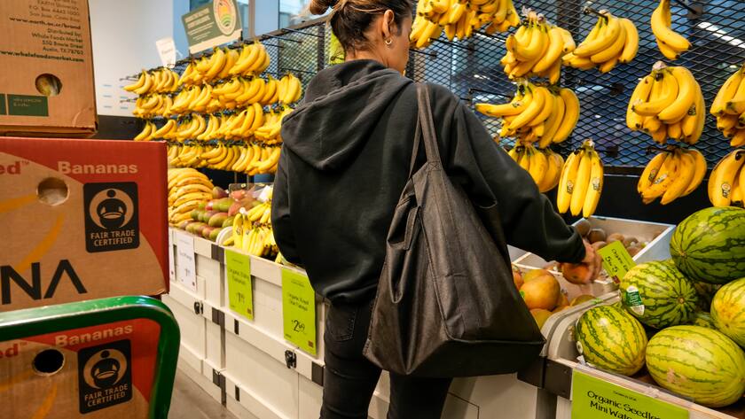 Eine Frau sucht in einem Supermarkt in den USA Bananen aus (November 2024).