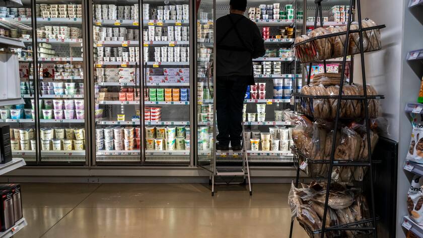 Ein Mitarbeiter von in einem Supermarkt von Whole Foods in New York füllt die Kühlregale auf.
