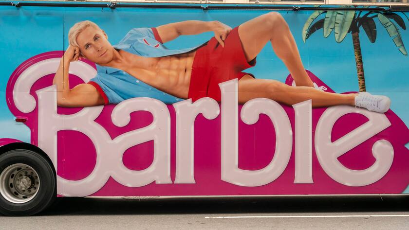 Eine Werbung zum neuen Barbie-Film auf einem Bus in New York, USA (2023).