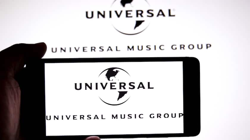 Das Logo der Universal Music Group auf einem Smartphone-Bildschirm.