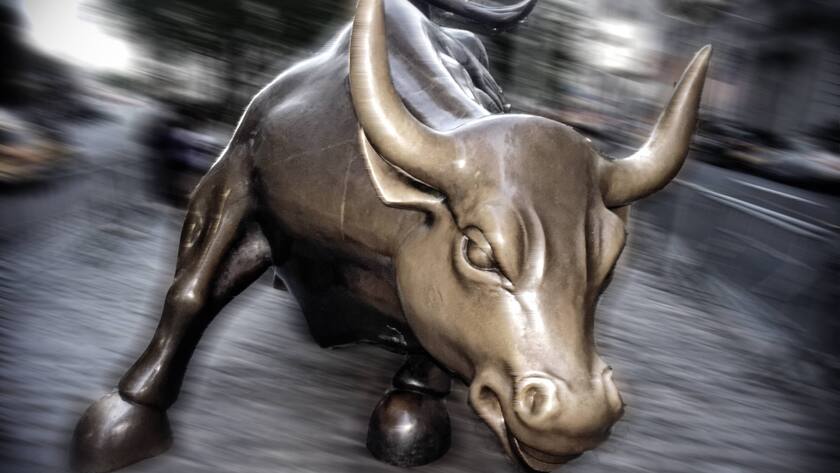 Der berühmte Wall Street Bulle im Finanzviertel von New York.