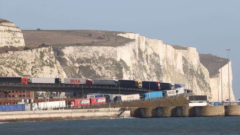 Handel über den Ärmelkanal: Lastwagen beim Hafen von Dover.