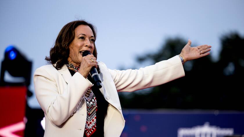 US-Vizepräsidentin Kamala Harris bei einem Auftritt am 4. Juli 2024 beim Weisen Haus in Washington.