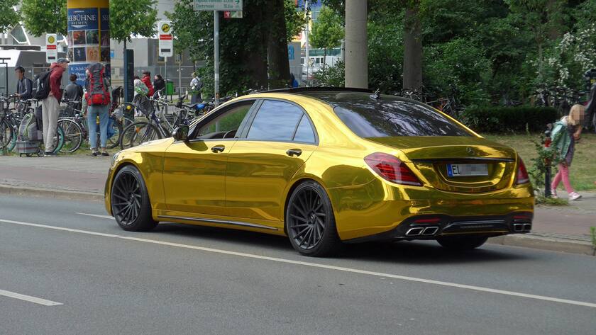 Eine vergoldete Mercedes-Limousine fährt durch Bremen.