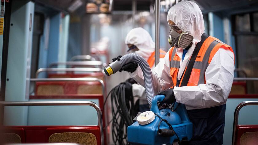 Angestellte desinfizieren die U-Bahn in Lissabon, Portugal.