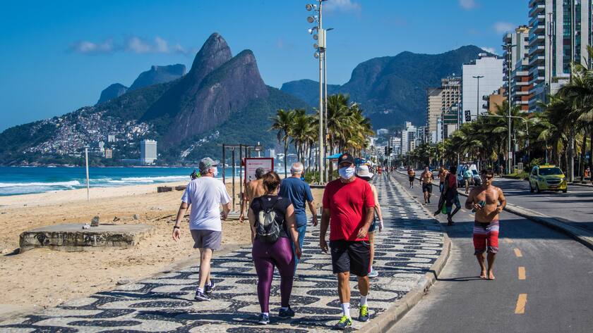 Bewohner der Stadt Rio de Janeiro bevölkern trotz Corona die Promenade am 16. Mai 2020.
