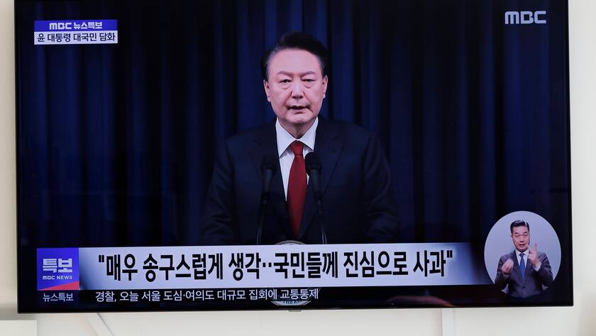 Südkoreas Präsident Yoon Suk Yeol spricht zur Nation.