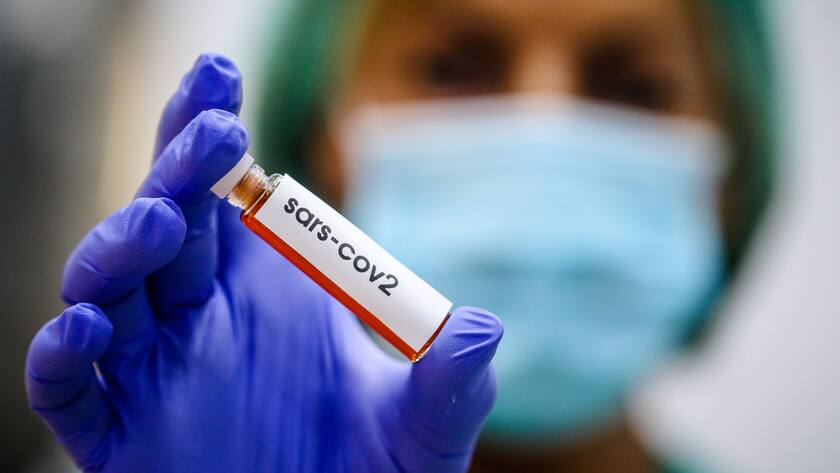 Analyse von Blutproben auf Covid-19 in einem Labor in Malaga, Spanien.