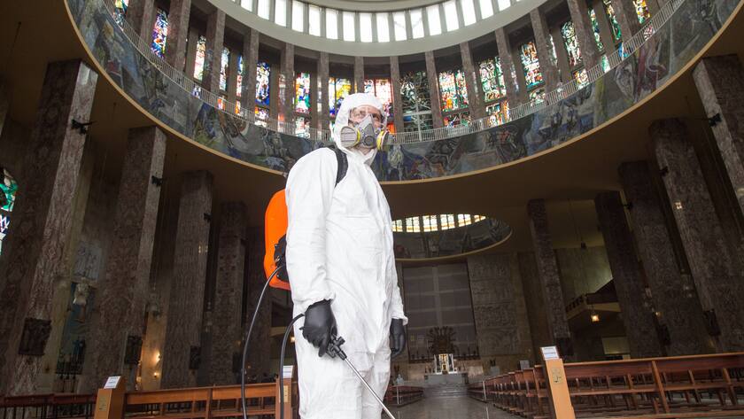 Desinfektion einer Kirche in Rom, Italien.