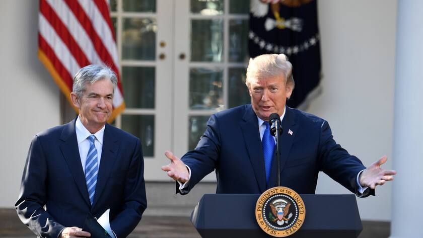 US-Präsident Trump und US-Notenbankchef Jerome Powell (zum Zeitpunkt der Bildaufnahme Kandidat für den Vorsitz) bei einem gemeinsamen Auftritt in Washington, D.C., USA (2017).