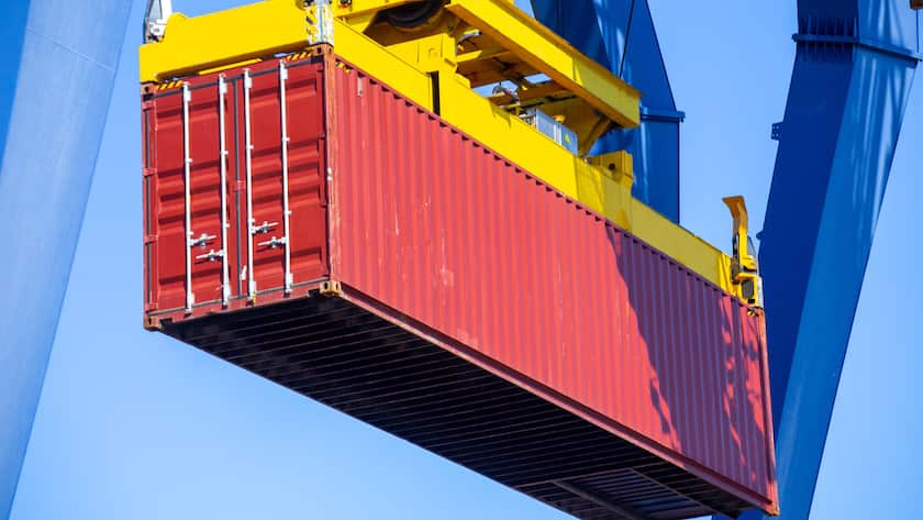 Exporte rund um die Welt: Schiffscontainer beim Verladen.